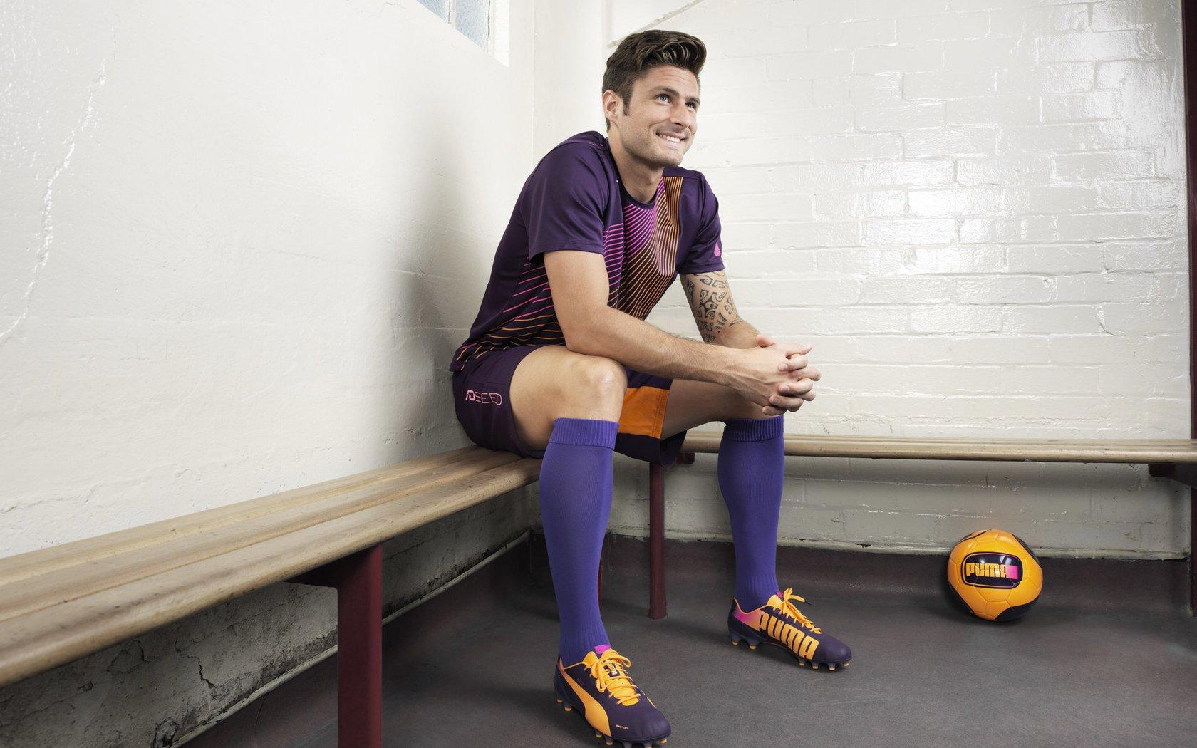 前蓝军新星哈钦森术后报平安，突发心脏问题引足坛健康关注